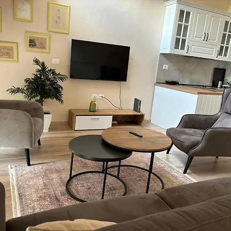 Vacation By Andrea Πανσιόν Τίρανα