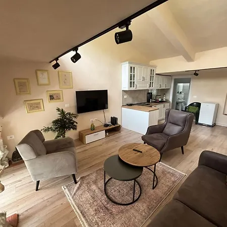 Vacation By Andrea Τίρανα